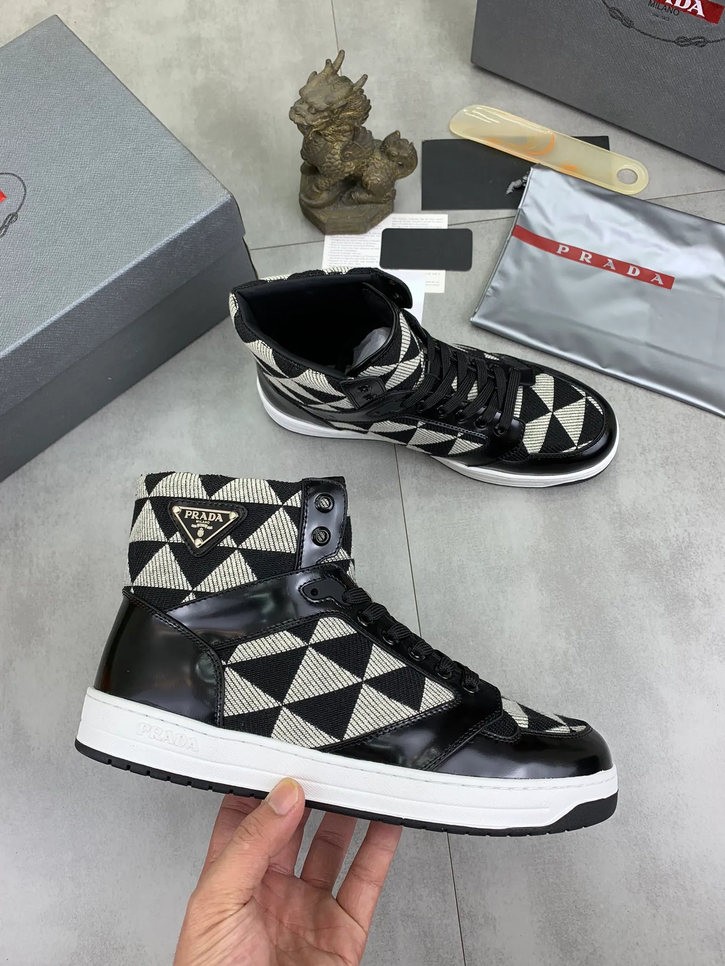 Men's shoes 💰P620 new model (high version) The new PRADA (Prada) high-top counter has launched the classic model at the same time. The new men's shoes and 😘fabrics are selected from the original imported calfskin. First layer of imported cowhide lining. The original version is awesome! 👍🏿Original open-molded non-slip PU outsole, with exquisite lines, simple and elegant, super comfortable and classy on foot, suitable for leisure travel. Code number:38-45